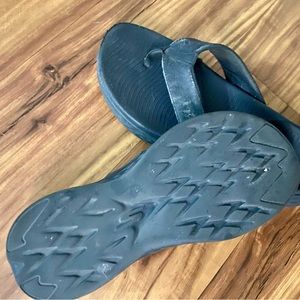 Black Skechers flip-flops